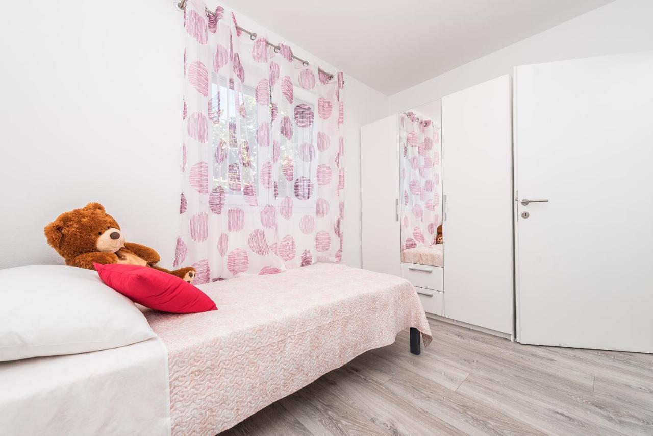 Apartments Janice Pakoštane Екстериор снимка